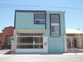 Casa 3 cuartos, 3 camas mat. y 3 ind. 2 baños comp.